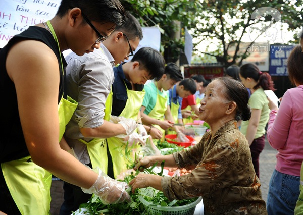 trai đẹp nhặt rau 